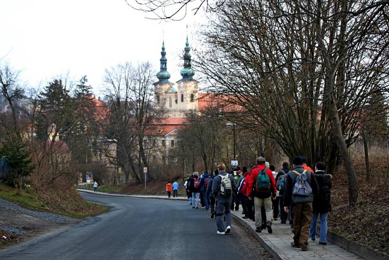 Vzpomínkového pochodu na velitele tupeských hasičů Pavla Vávru se zúčastnilo rekordních sto padesát lidí.