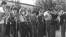 Mladí hudebníci Dolněmčanky vystupují v polovině 80. let minulého století spolu s ostřílenou částí kapely při jednom z prvomájových průvodů před sušičkou JZD Javořina.