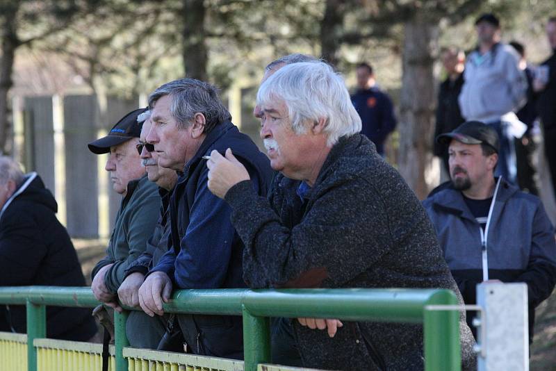 Derby fotbalistů Dolního Němčí (světle zelené dresy) s Nivnicí skončil v I. A třídě nerozhodně 2:2.