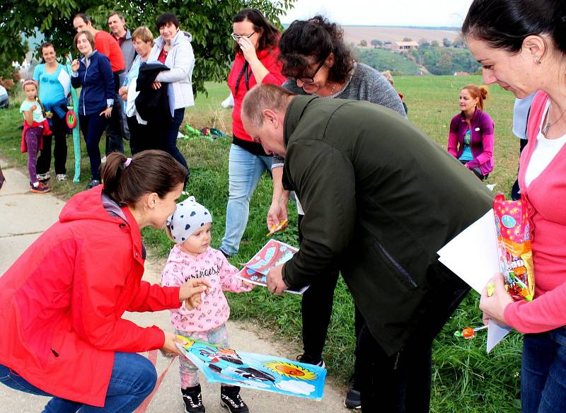 V neděli odpoledne bylo počasí spíše na draka. Kvůli slabému větru někteří draci nechtěli vzlétnout.