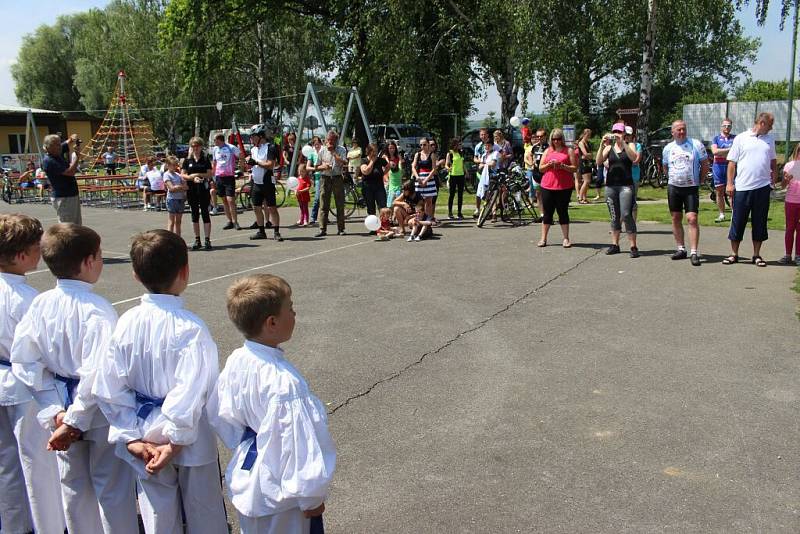 Sportovní podnik Na kole dětem přivedl cyklistický peloton také do Drslavic