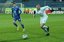 Fotbalisté Slovácka (v bílém) v pátečním duelu osmifinále MOL Cupu doma přehráli Mladou Boleslav 1:0 brankou Kalabišky.