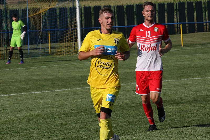 Fotbalisté Strání (žluté dresy) ve 2. kole krajského poháru zvítězili na hřišti sousedního Slavkova hladce 6:0.