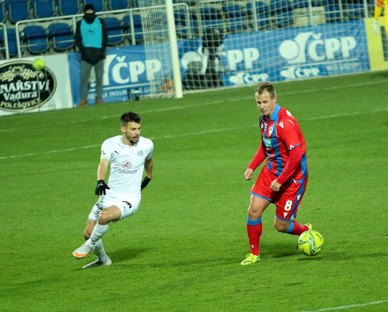 Fotbalisté Slovácka (v bílých dresech) po dvou porážkách hostili trápící se Plzeň.