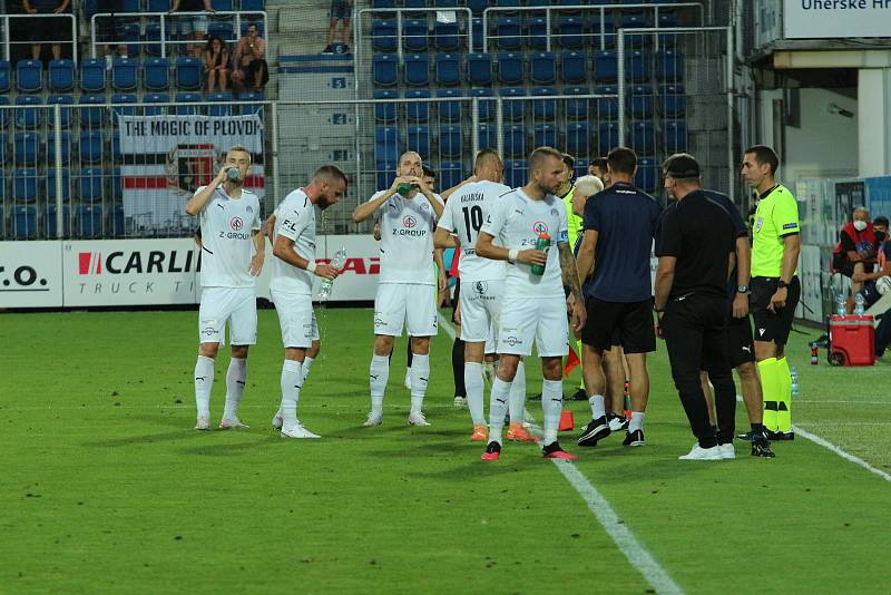 Fotbalisté Slovácka (bílé dresy) skončili ve druhém předkole Evropské konferenční ligy.