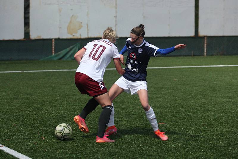 Fotbalistky Slovácka (modré dresy) ve středeční dohrávce 3. kola první ženské ligy prohrály s pražskou Spartou 1:6. Utkání se hrálo na umělé trávě v Kunovicích.