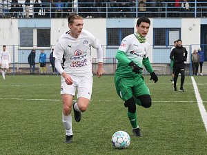 Fotbalisté Slovácka B (bílé dresy) remizovali na umělé trávě v Kunovicích s divizním Bzencem 1:1.