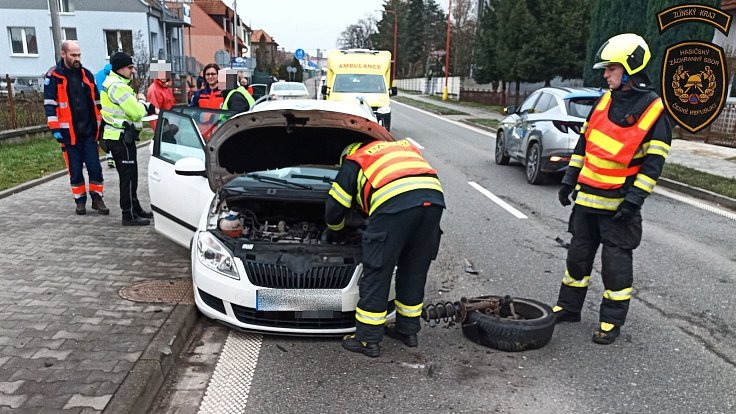 Záchranáři zasahují v sobotu 16. prosince 2023 u nehody tří aut, která zablokovala průjezd Jarošovem.