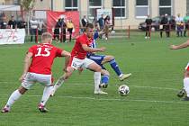 Fotbalisté Uherského Brodu (červené dresy) doma nezvládli další zápas. 