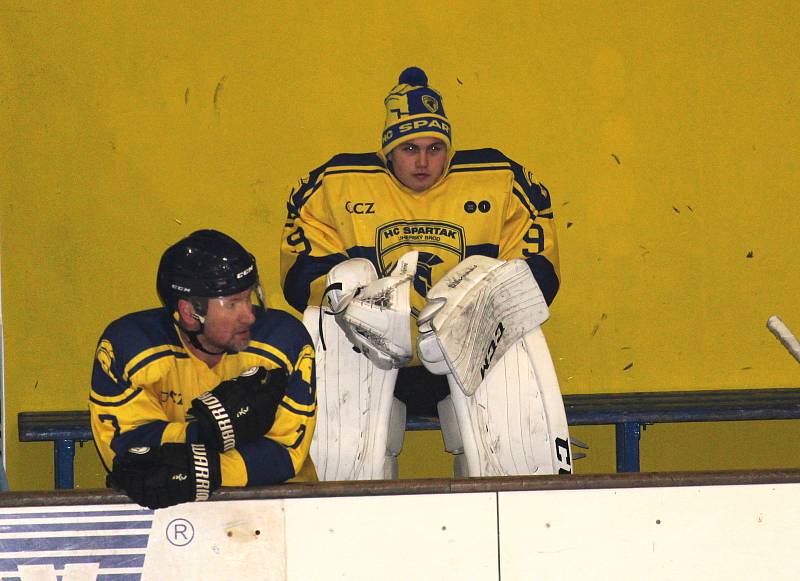 Hokejisté HC Uherský Brod prohráli ve druhém utkání čtvrfinále playoff Krajské ligy s Boskovicemi 3:5.