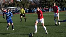 Fotbalisté Uherského Brodu (červené dresy) v 19. kole MSFL podlehli doma na Lapači Otrokovicím 2:3.