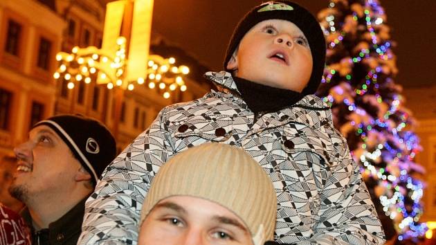 Kam o víkendu: Rozsvítit vánoční strom a na Mikulášskou nadílku - Slovácký  deník
