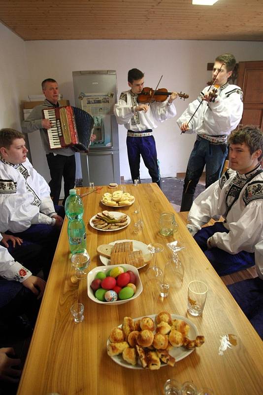 Velikonoční obchůzka Vlčnovského krále Šimona Pešla a královské družiny ve Vlčnově.