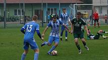 Fotbalisté Hluku (modré dresy) zakončili podzimní část sezony domácí výhrou nad Nivnicí 3:1.