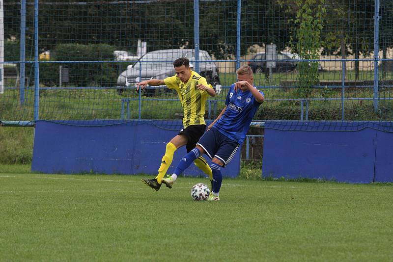 Fotbalisté Kunovic (žluté dresy) v 5. kole krajské I. A třídy skupiny B podlehli favorizovaným Zborovicím 1:2.