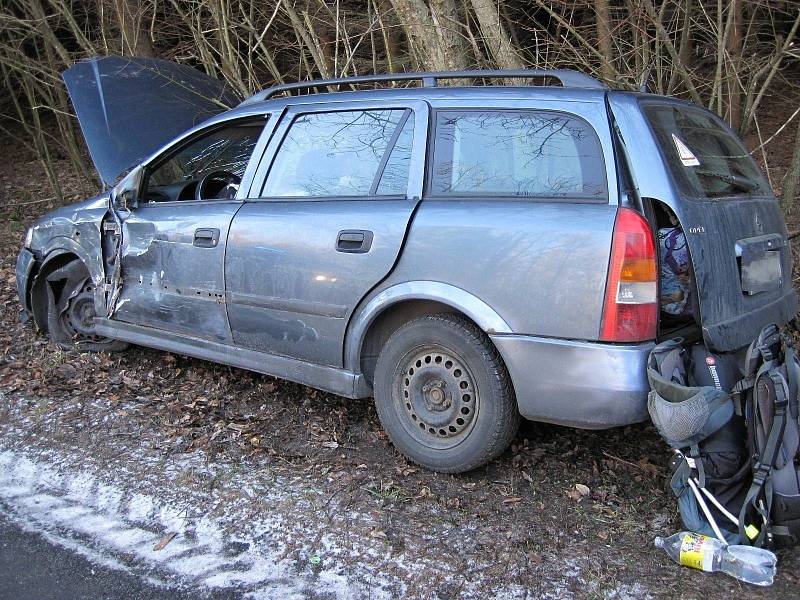 Záchranáři zasahují v sobotu 15. ledna 2022 dvě hodiny po poledni u dopravní nehody dvou osobních vozů mezi obcí Modrá a rekreační oblastí Bunč.