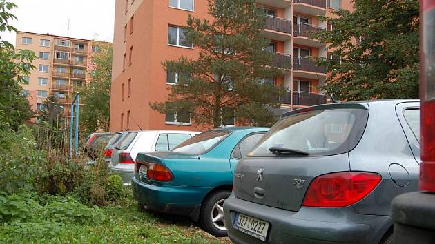 Parkování na sídlišti Štěpnice v Uh. Hradišti. Ilustrační foto.