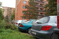 Parkování na sídlišti Štěpnice v Uh. Hradišti. Ilustrační foto.