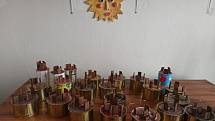 Téměř 600 kusů zákopových svíček putovalo z hradišťské Charity na Ukrajinu
