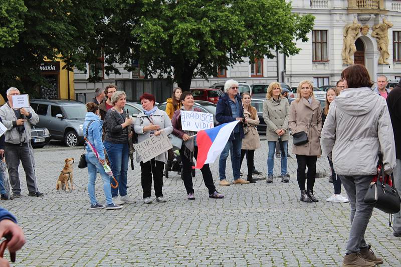 Ani série dešťových přeháněk nepřerušila v úterý 28. května na Masarykově náměstí v Uherském Hradišti protestní akci za nezávislost justice s názvem Máme toho dost. Chceme demisi! Zhruba čtyřicetiminutového setkání, které organizovaly občanské iniciativy 