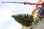 Ve středečních dopoledních hodinách přivezly pracovní čety na Masarykovo náměstí v Uherském Hradišti vánoční strom. Ten letošní měří téměř dvanáct metrů a pochází z Mařatic.