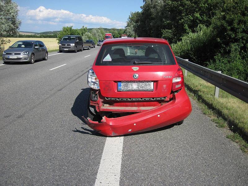 Sedm poškozených automobilů, čtyři zranění lidé a v podvečerní dopravní špičce beznadějně ucpaná silnice I/50 mezi Podolím a Veletinami. Takové jsou důsledky dvou dopravních nehod, k nimž tam došlo ve čtvrtek 27. června v čase mezi čtvrt na pět a čtvrt na