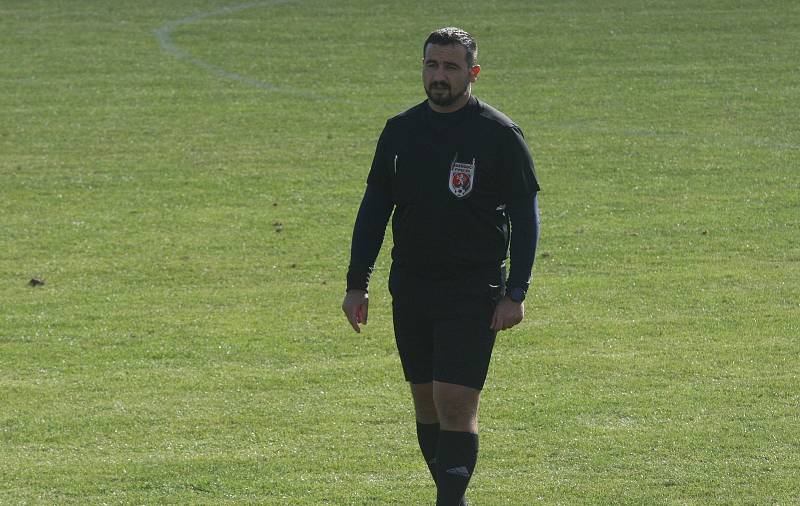 Fotbalisté Zlechova (modré dresy) pod vedením nového trenéra Pavla Cigoše prohráli doma na hody s Koryčany 1:3.