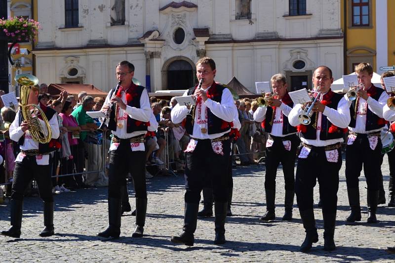 Slavnostní průvod putoval z Vinohradské ulice více než 3 hodiny.