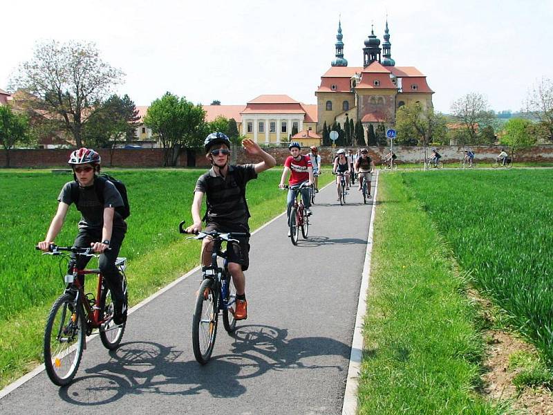 Po cyklistické stezce se kolaři i pěší dostanou až k velehradské bazilice.