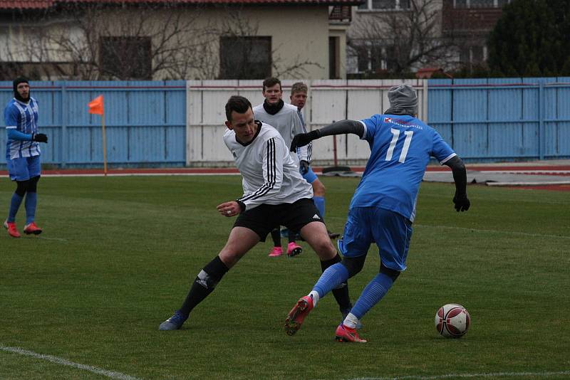 Fotbalisté Hluku (modrobílé dresy) v 16. kole I. A třídy skupiny B přehráli sousední Kunovice 3:1.