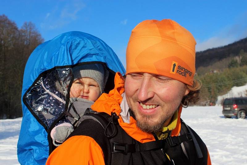 Při výšlapu okolím Břestecké skály zamířilo hodně turistů k sekvojovci obrovskému. Lidé si nenechali ujít ani zabijačkové dobroty.