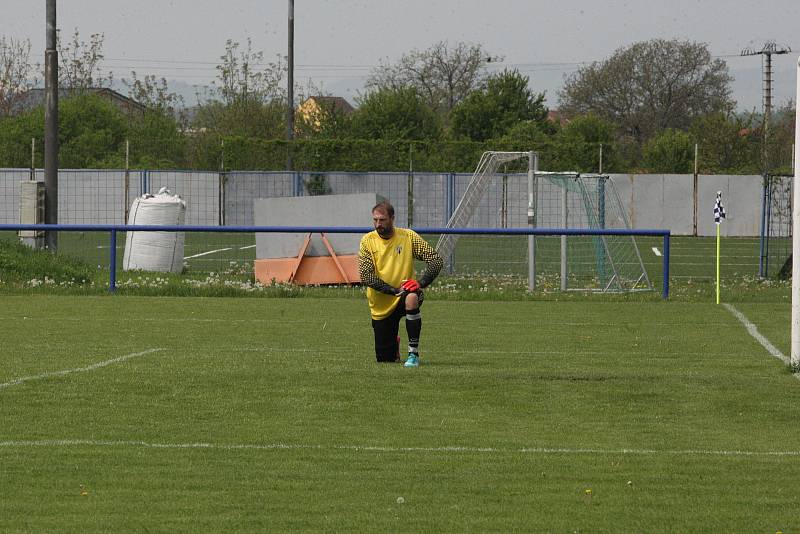 Fotbalisté Kunovic (bílé dresy) ve 21. kola krajské I. A třídy skupiny B podlehli Nedachlebicím 3:5.