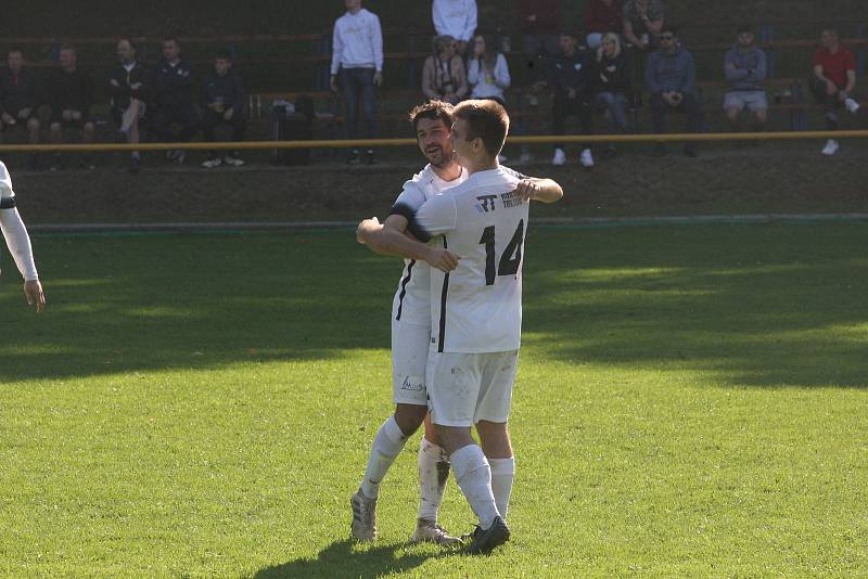 Fotbalisté Ořechova (bílé dresy) v hodovém derby porazili Polešovice 2:0.