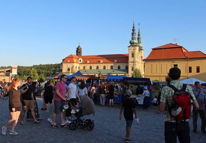 KONCERT. V průběhu Večera lidí dobré vůle vládla před velehradskou bazilikou nádherná atmosféra.