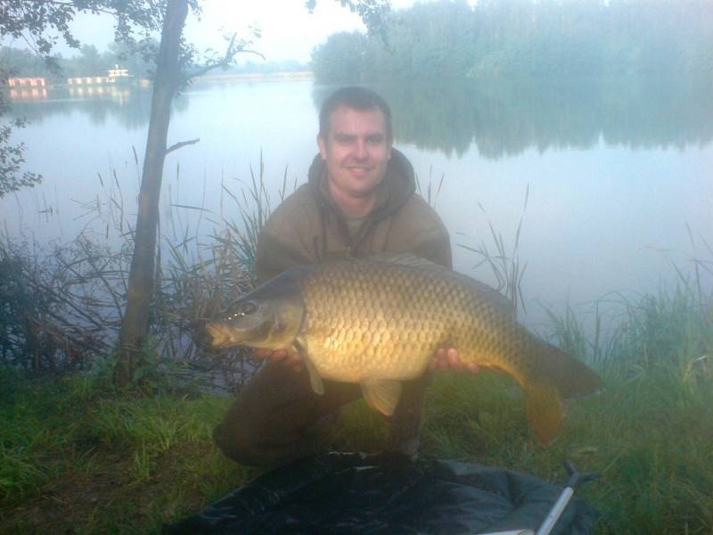 Soutěžní číslo 131 - Miroslav Konecný, kapr, 88 cm a 14,5 kg.