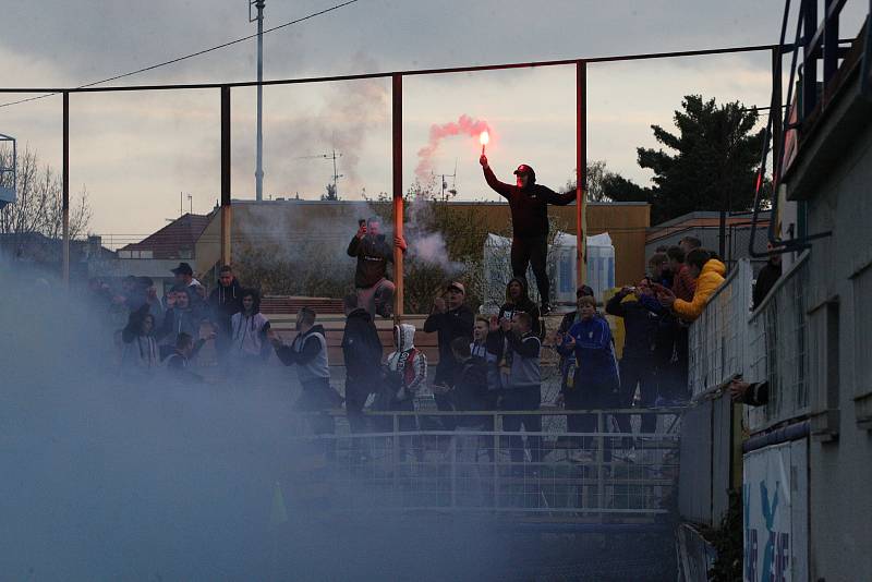 Fotbalisté Starého Města (žluté dresy) prohrály v semifinále Poháru Zlínského KFS s Morkovicemi 3:5.