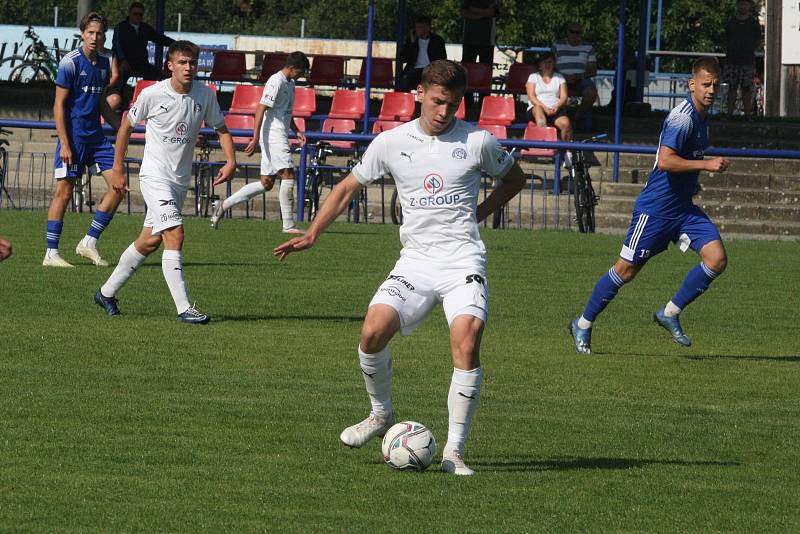 Fotbalisté Slovácka B (bílé dresy) v 6. kole MSFL podlehli Uničovu 1:2.