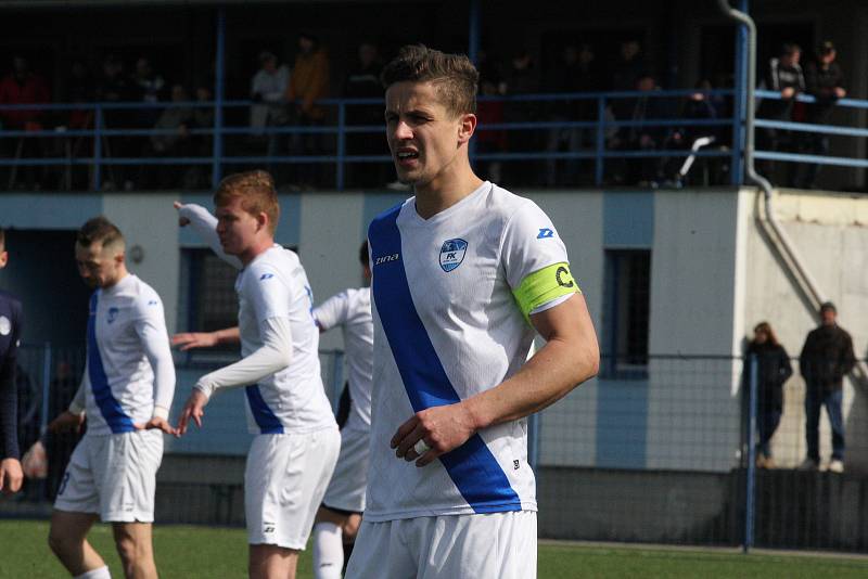 Fotbalisté Slovácka B (modré dresy) ve 20. kole MSFL přehrály Frýdek-Místek 5:1.