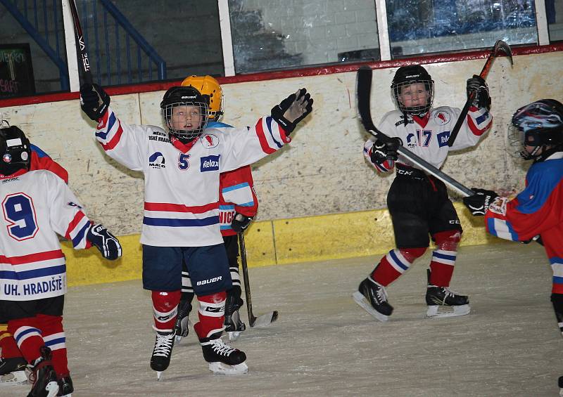 Velká radost ze hry byla vidět na všech malých hokejistech, kteří se v sobotu 18. listopadu zúčastnili v Uherském Hradišti turnaje 2. tříd. Domácím Hradišťanům se dařilo, s Brumovem a Uherským Ostrohem vyhráli všechny čtyři zápasy. (ms)