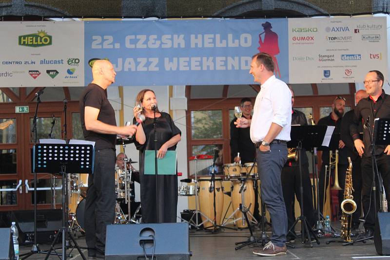 Bára Basiková zazpívala v Hradišti na Hello Jazz Weekendu „bondovky“ od Adell i od Tiny Turner. Na snímku s Janem Dudkem (vlevo) a Liborem Zlomkem.