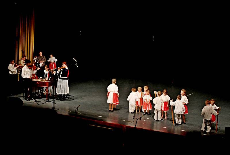 Třináct dětských folklorních souborů roztleskalo čtyři stovky diváků.