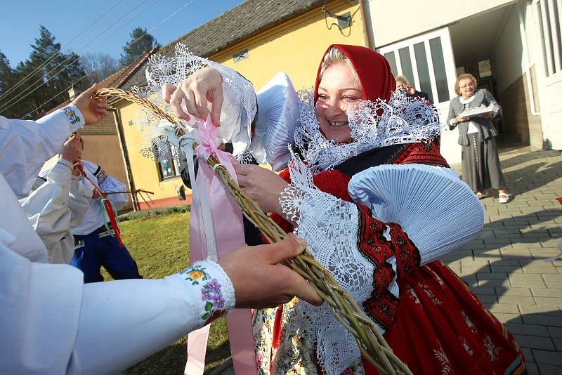 Velikonoční obchůzka   družiny  Vlčnovského  krále  Martina Dareka Franty ve Vlčnově.Kristýna Frantová