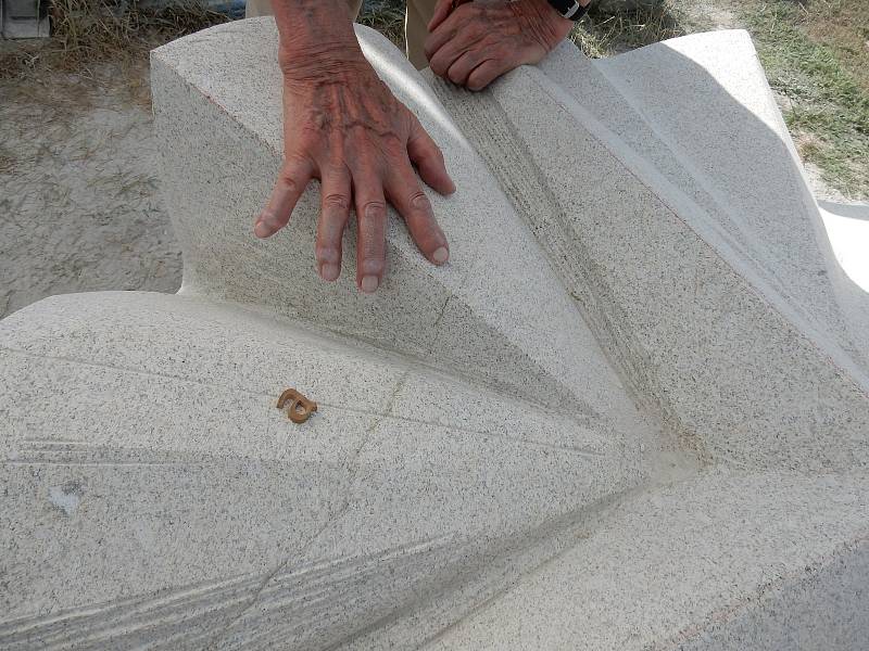 Miroslav Zikmund v roce 2016 u dokončovacích prací na svém náhrobním kameni u kamenosochaře Petra Nováka.