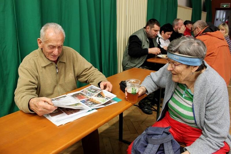 Devadesátiletý Vojtěch Rosůlek ze Starého Města si prohlíží fotokroniku Evy Hohausové z KČT Uherské Hradiště. 
