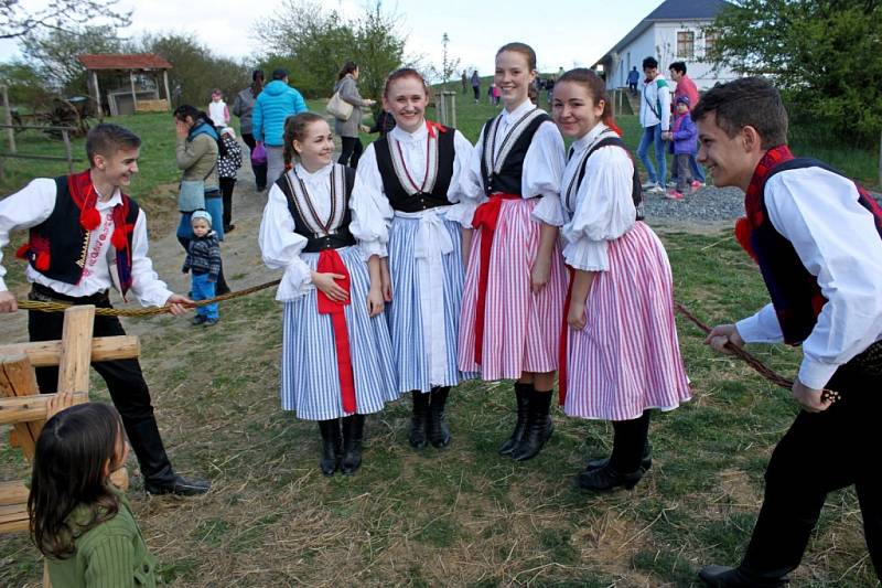 VE SKANZENU. Plno předvelikonočních inspirací našli návštěvníci o druhé dubnové sobotě na kopci Rochus nad Uherským Hradištěm.