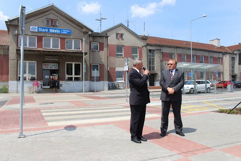 Novému prostranství před vlakovým nádražím ve Starém Městě požehnal staroměstský farář Miroslav Suchomel.