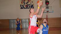 Basketbalisté TJ Spartak Uherský Brod (v bíločerveném) porazili Holice 83:66.