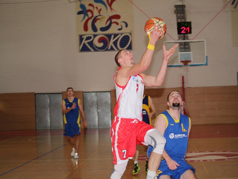 Basketbalisté TJ Spartak Uherský Brod (v bíločerveném) porazili Holice 83:66.