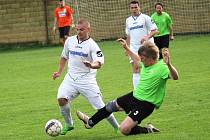 21. kolo Okresní přebor OFS Uherské Hradiště:  Jarošov (v bílém) – Bílovice 5:0