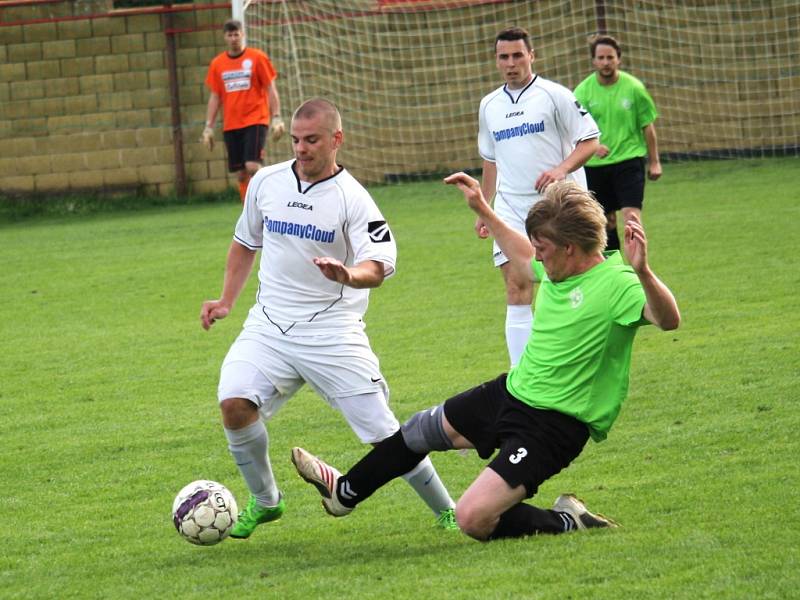 21. kolo Okresní přebor OFS Uherské Hradiště:  Jarošov (v bílém) – Bílovice 5:0